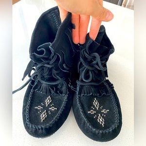 Manitobah harvester wonen’s moccasins NWOB size 8